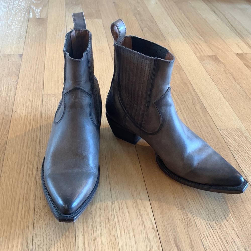 Frye Sachs Chelsea boots, size 8